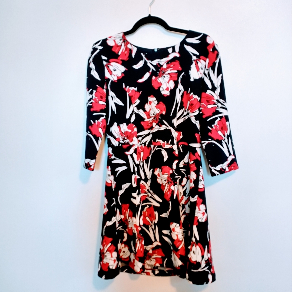 Banana Republic lined floral dress. Fit and flare, half sleeves size 6. Perfec